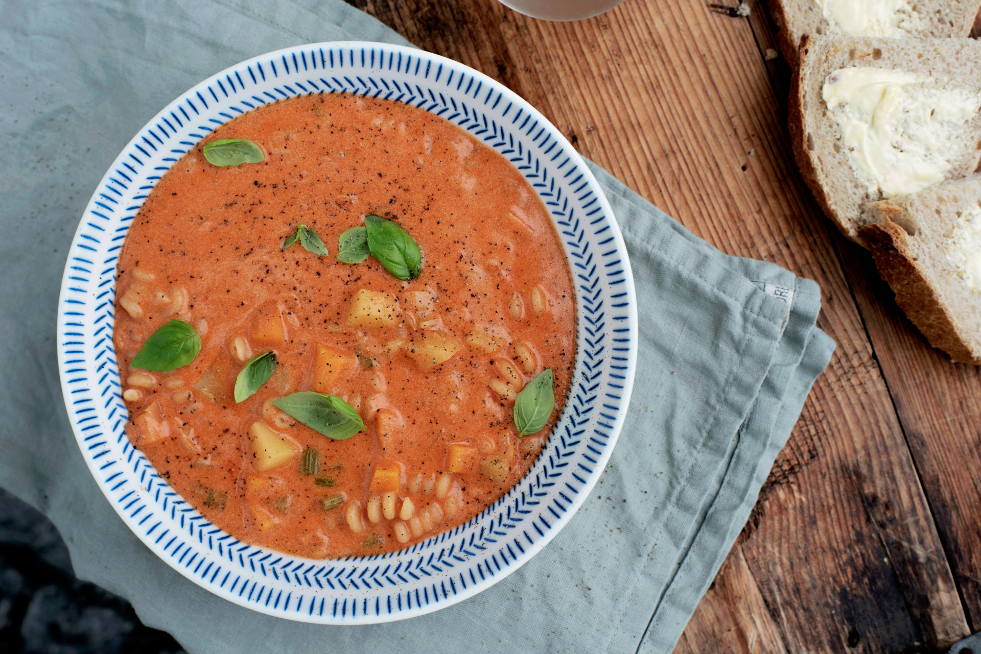 Tomat- og grønnsakssuppe med pastaskruer