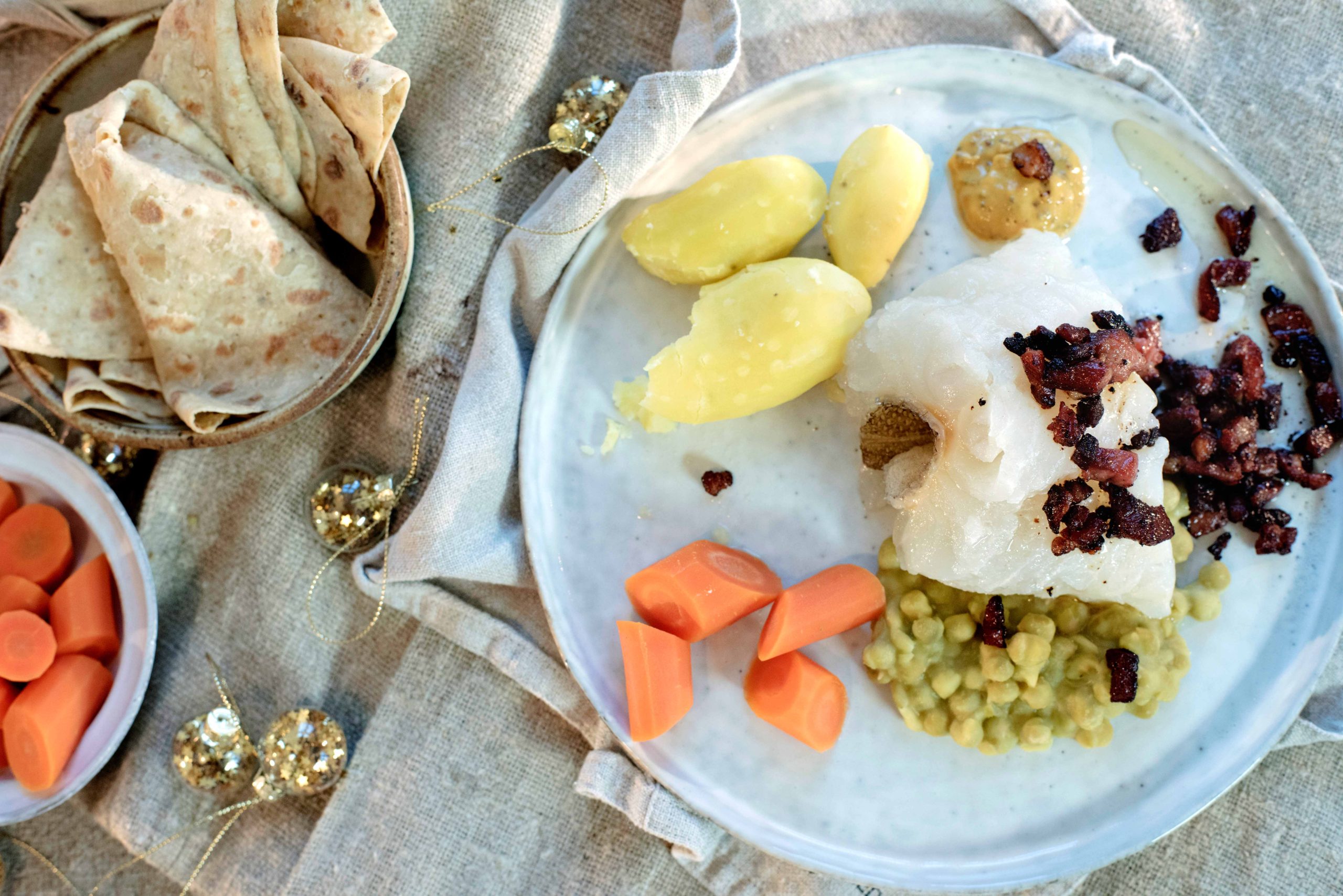 Lutefisk med bacon, lefse og ertestuing