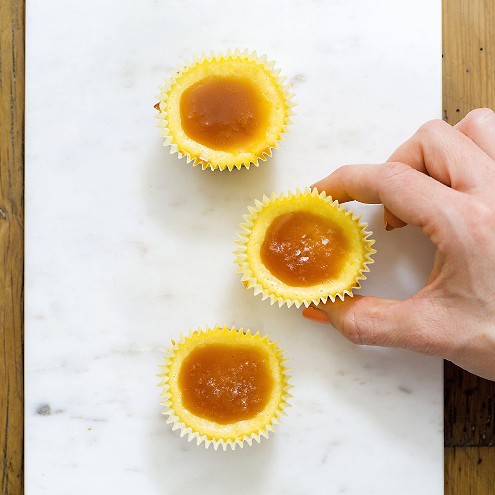 Ostekakemuffins med salt karamellsaus