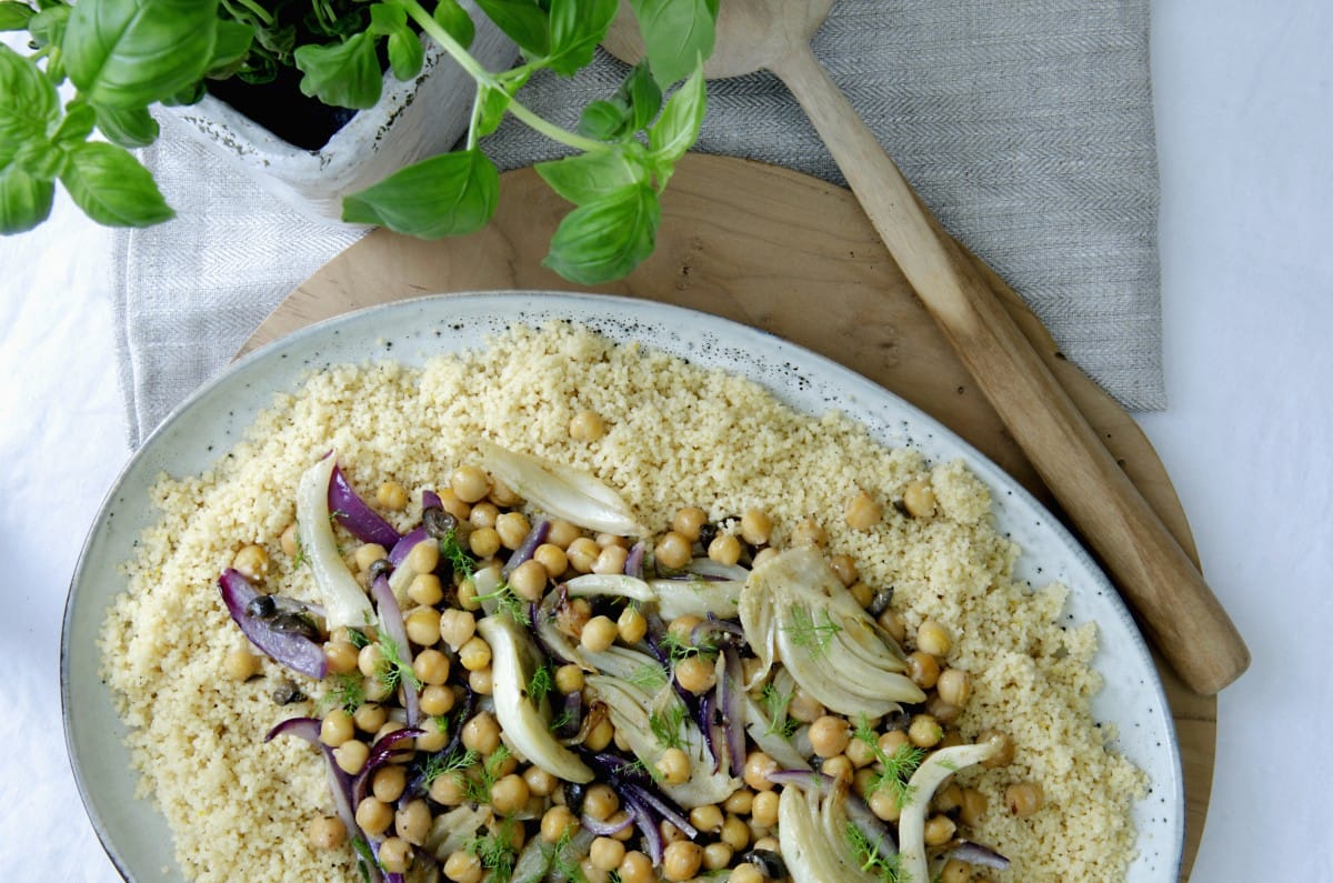 Couscous med kikerter, fennikel og oliven
