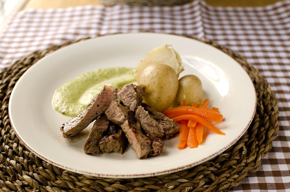 Grillet entrecôte med aspargeskrem og gulrøtter