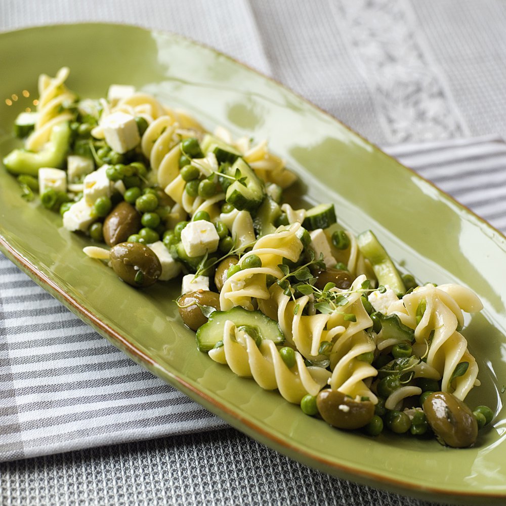Pastasalat med erter, oliven og feta
