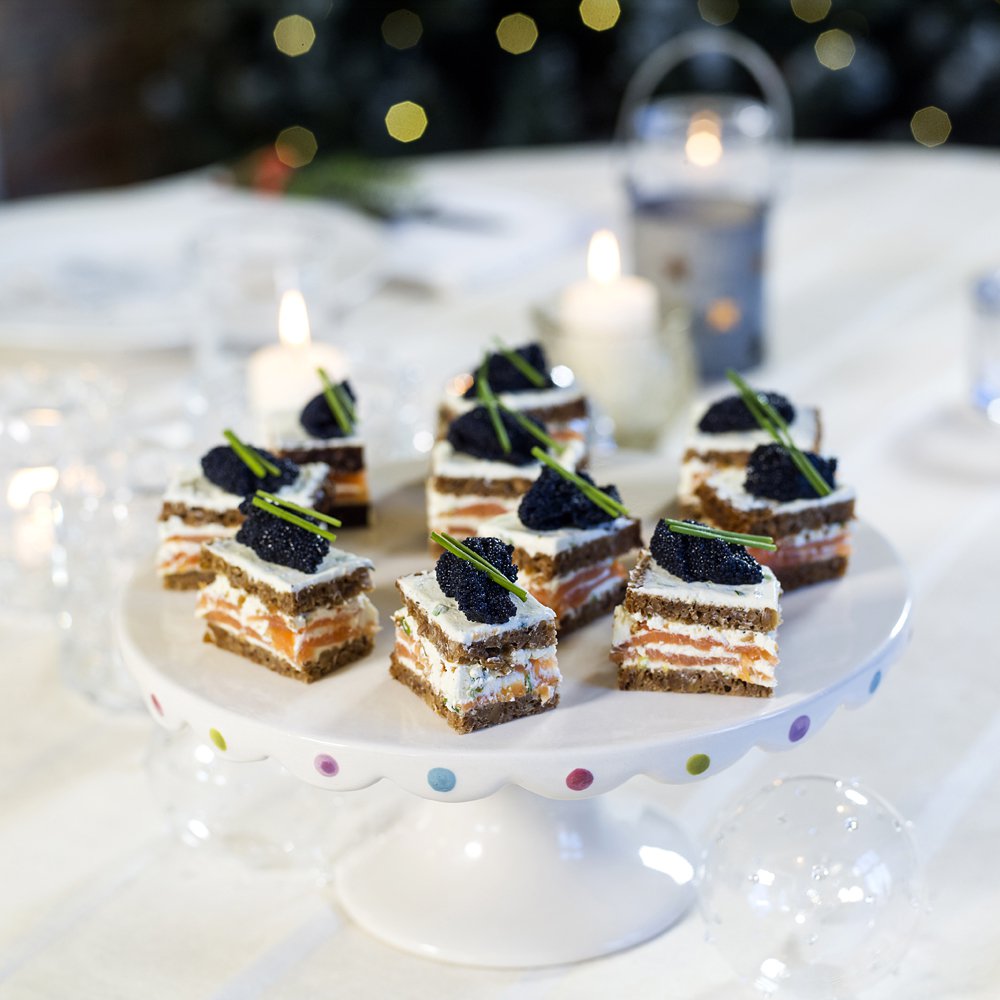 Røkt laks med rugbrød, kremost og lodderogn