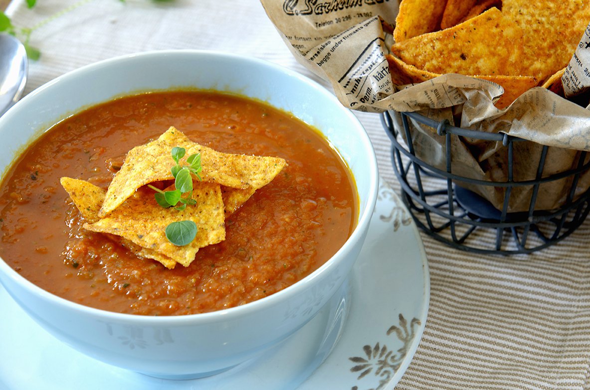 Lettvint squash- og tomatsuppe
