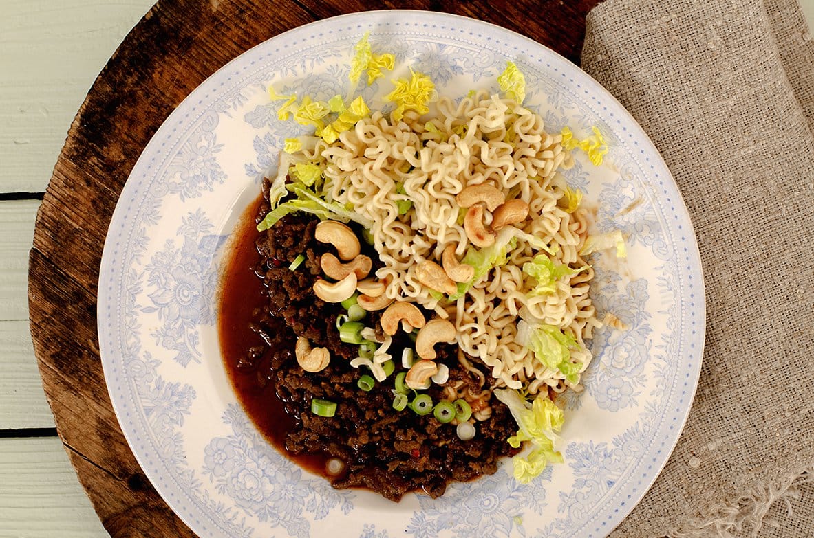 Kjøttsaus og nudler med cashewnøtter