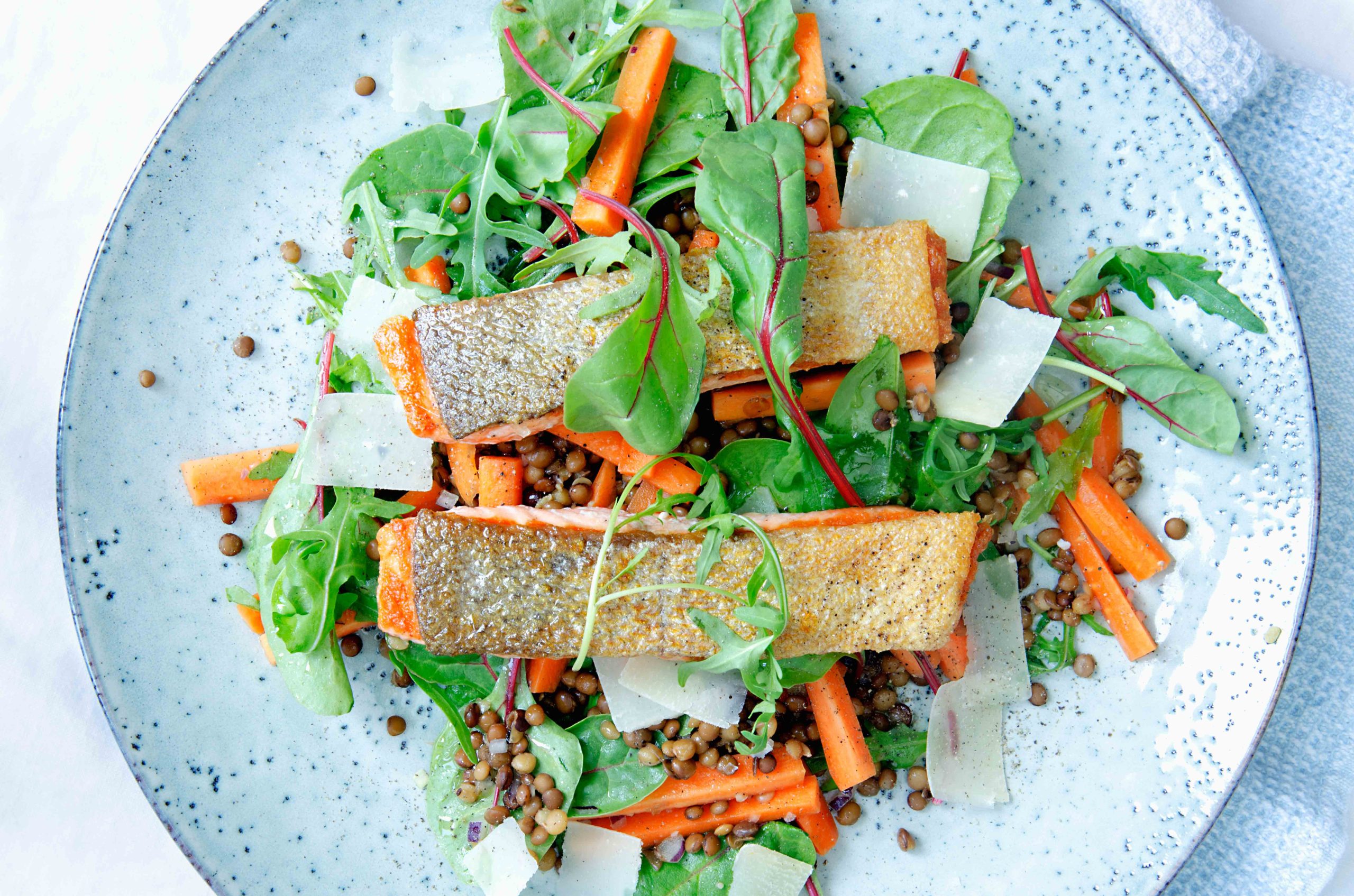Stekt ørret med linse- og gulrotsalat