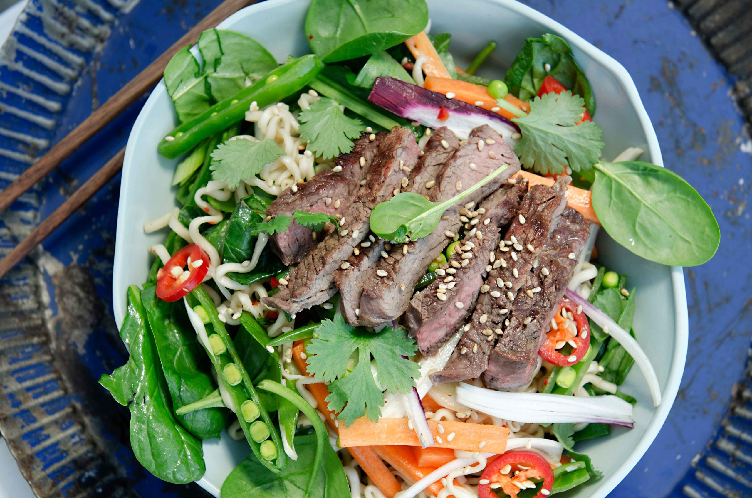 Thaisalat med entrecôte