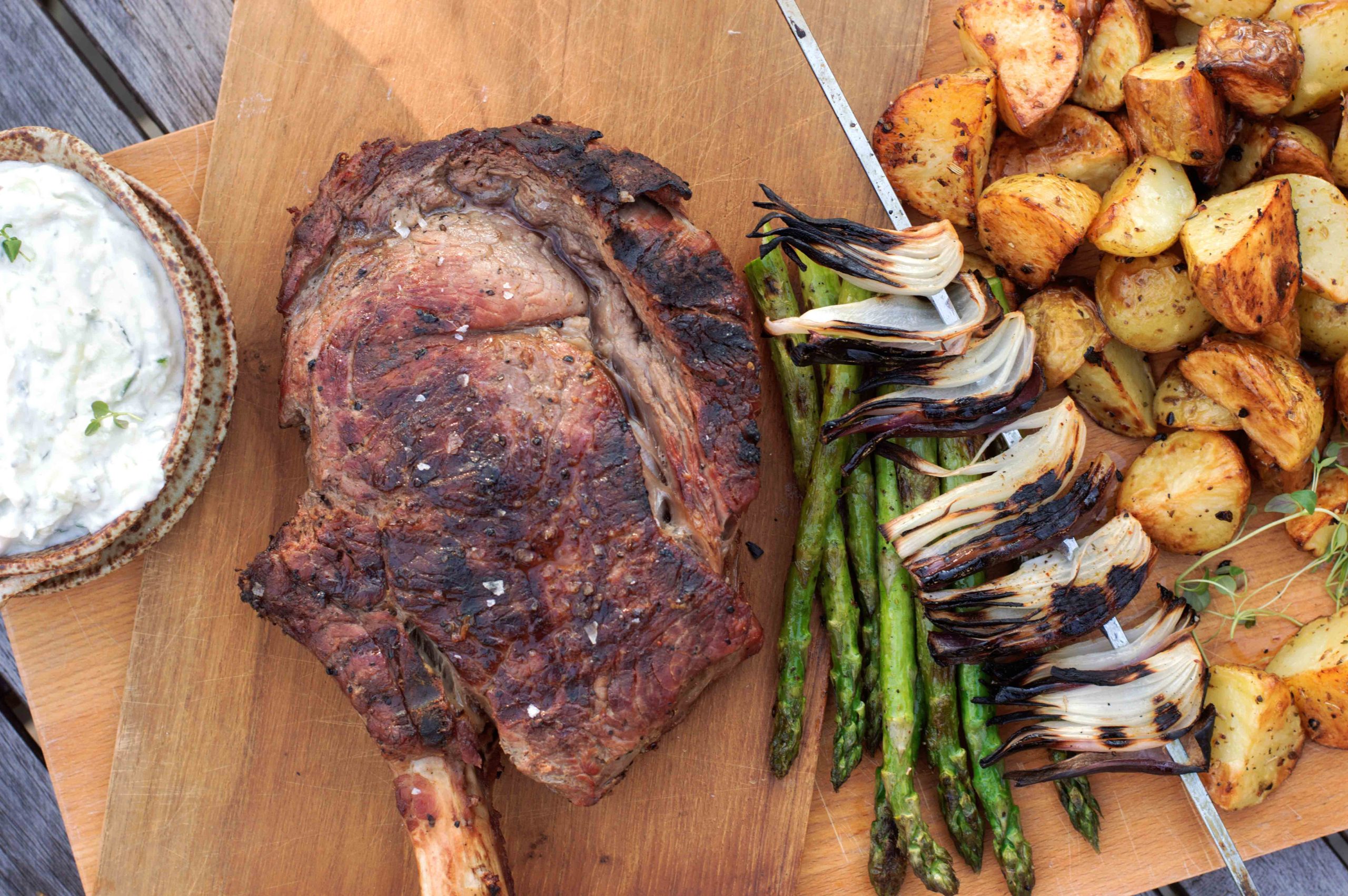 Tomahawk med grønnsaker og tzatziki