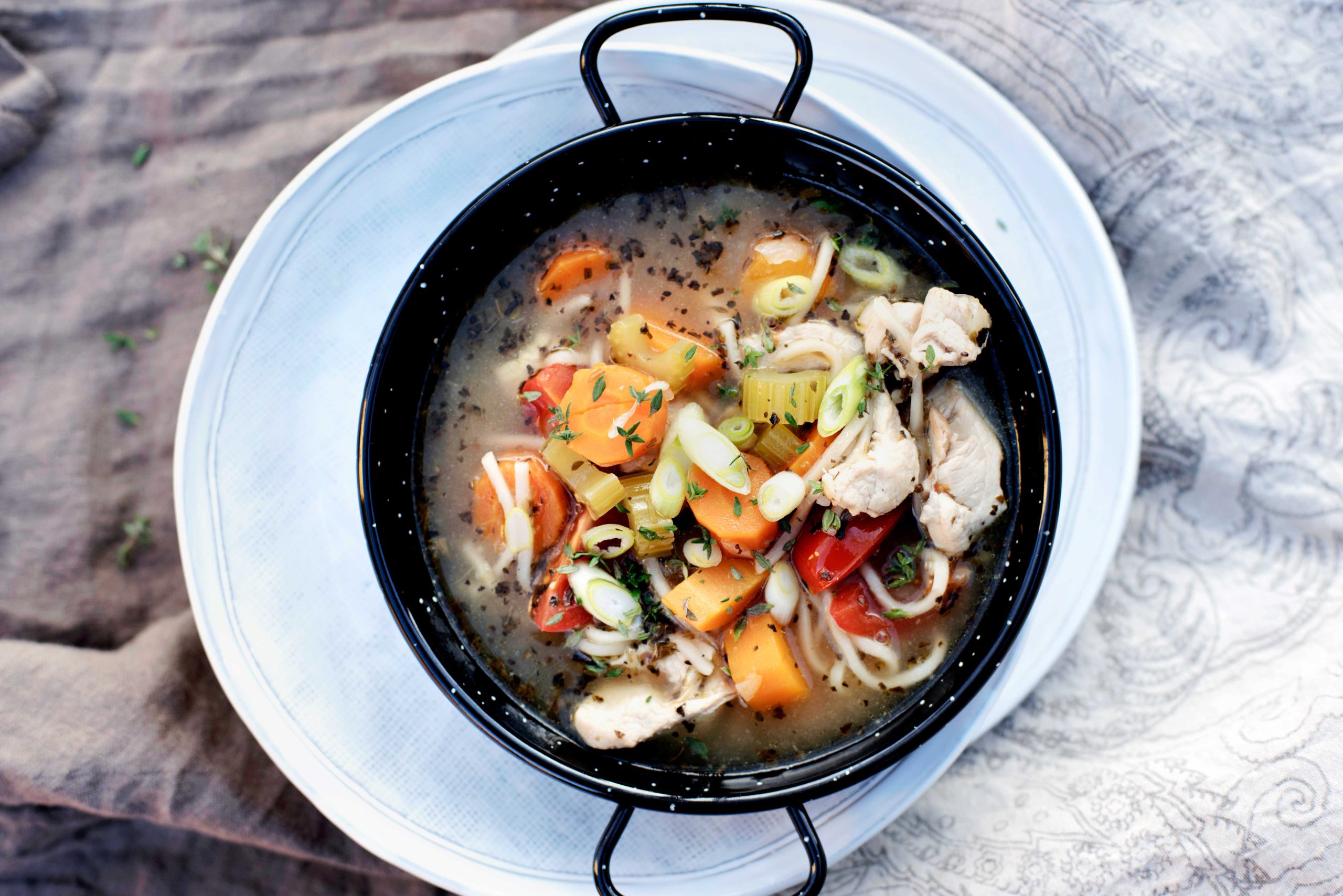 Kylling- og grønnsakssuppe med nudler