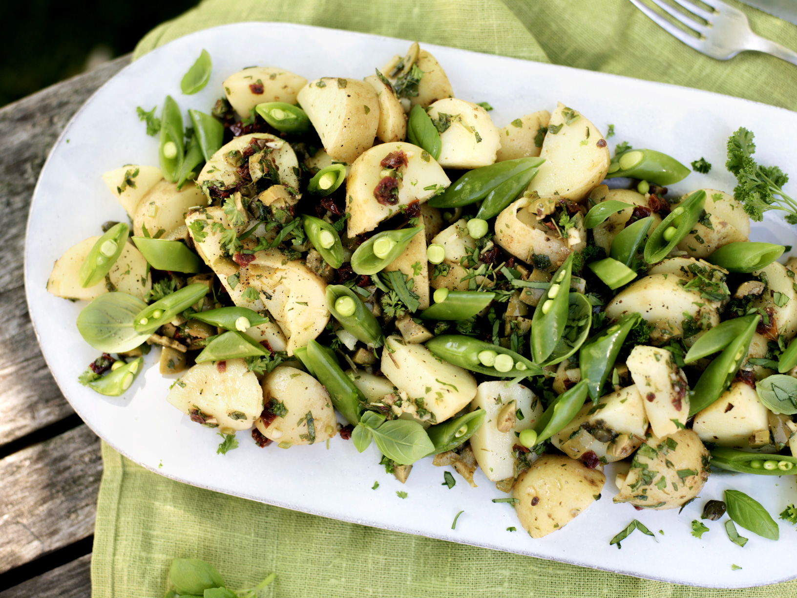 Deilig potetsalat med oliven og soltørkede tomater