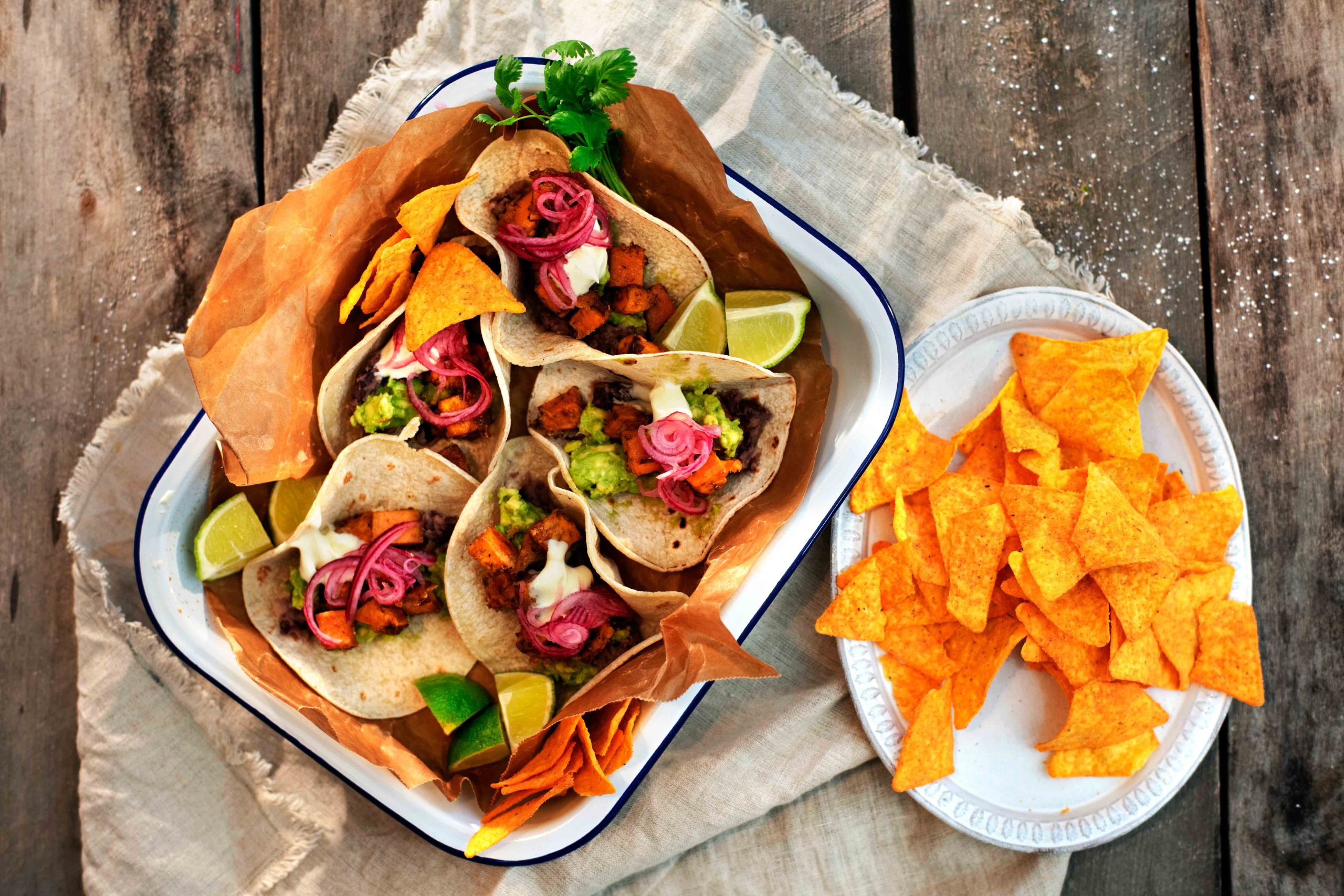 Søtpotet-taco med guacamole og bønnestuing