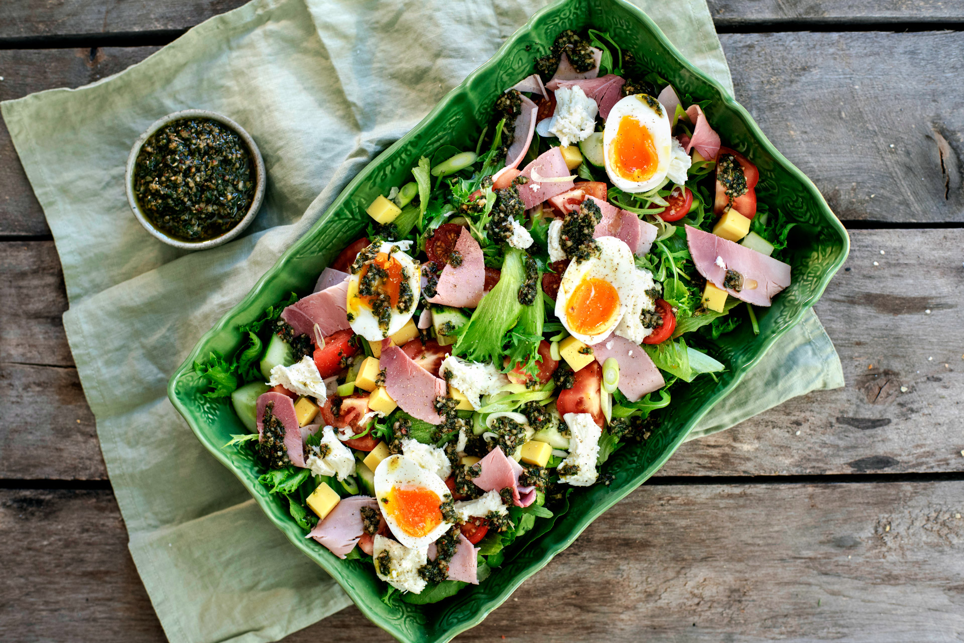 Ost- og skinkesalat med smilende egg og ramsløkpesto