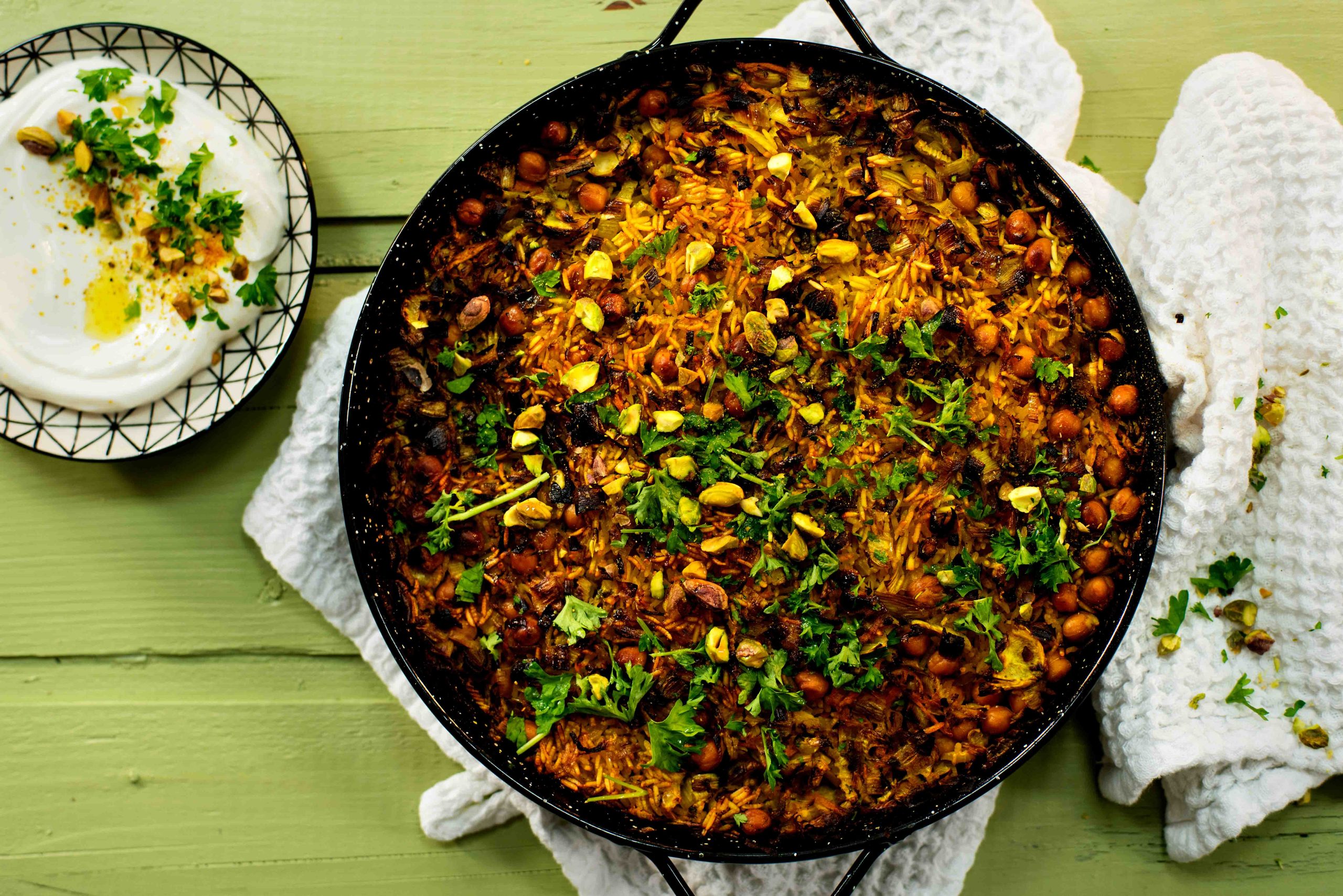 One pot-middag med ris, grønnsaker og kikerter