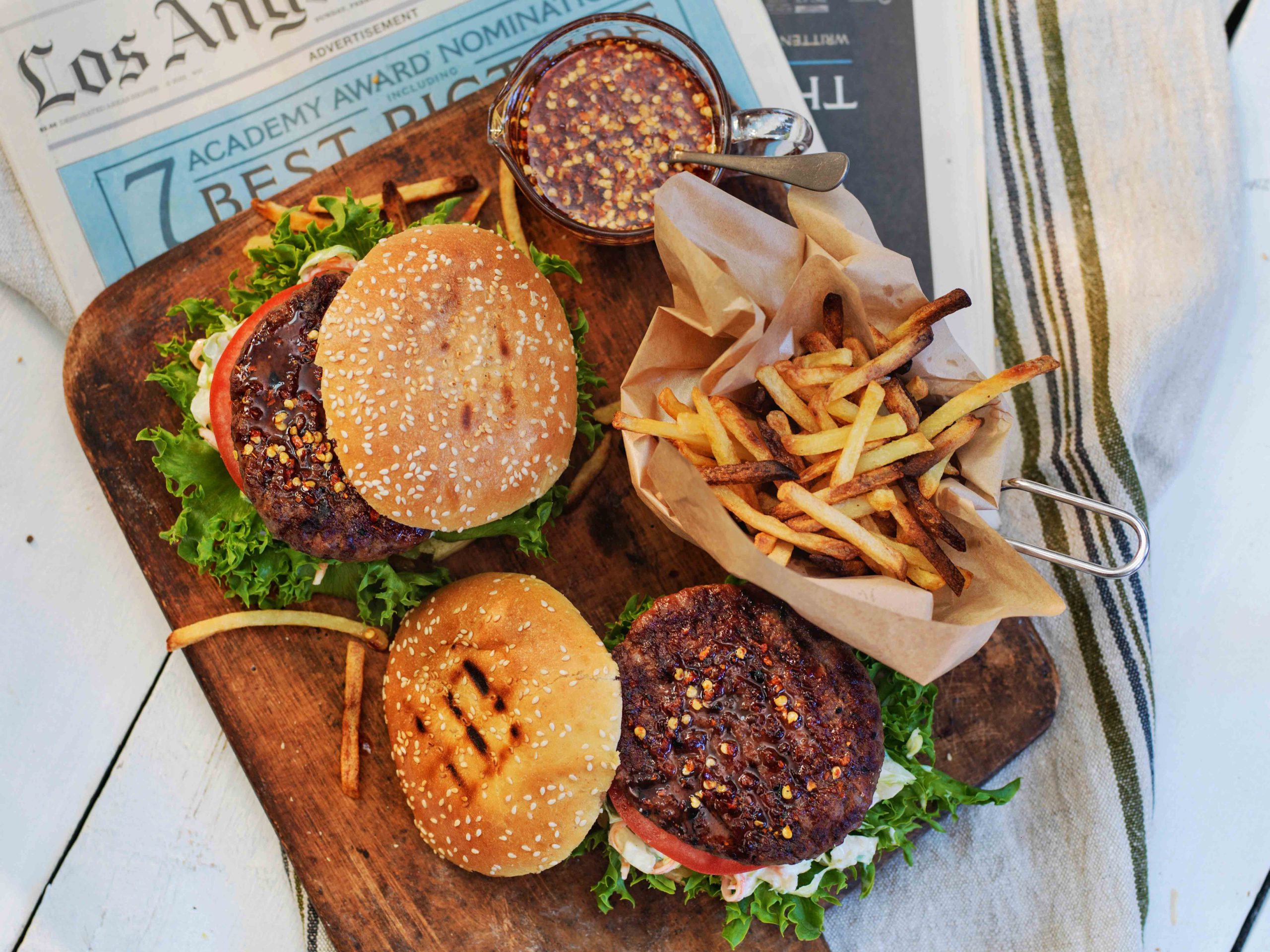 Burger med coleslaw og hot honey