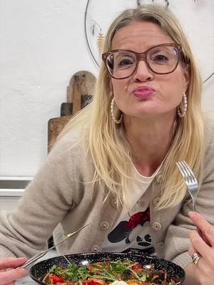 En av de virkelig store klassikerne på bloggen er Arvekyllingen med en vri ✨🤩 Har du testet den? Jeg er ganske så sikker på at den kommer til å gjøre suksess hjemme hos deg også 🫶🏻 Oppskridten finner du gratis tilgjengelig på bloggen - FruTimian.no. Skriv ARVEKYLLINGEN MED EN VRI i søkefeltet #arvekyllingen#dagensmiddag#kylling